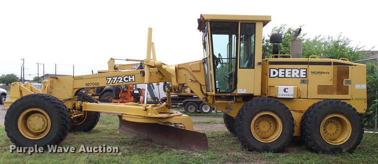 image for item DD8249 2000 John Deere 772CH motor grader