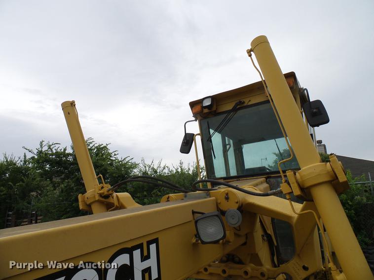 image for item DD8249 2000 John Deere 772CH motor grader