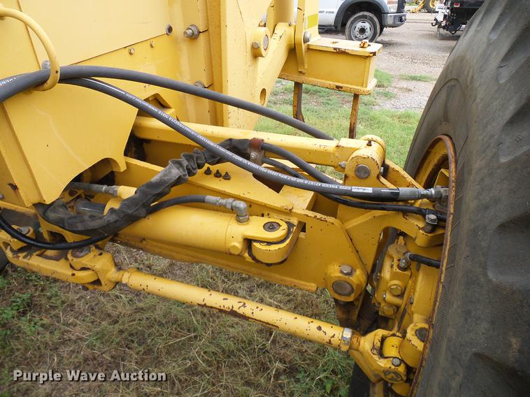 image for item DD8249 2000 John Deere 772CH motor grader