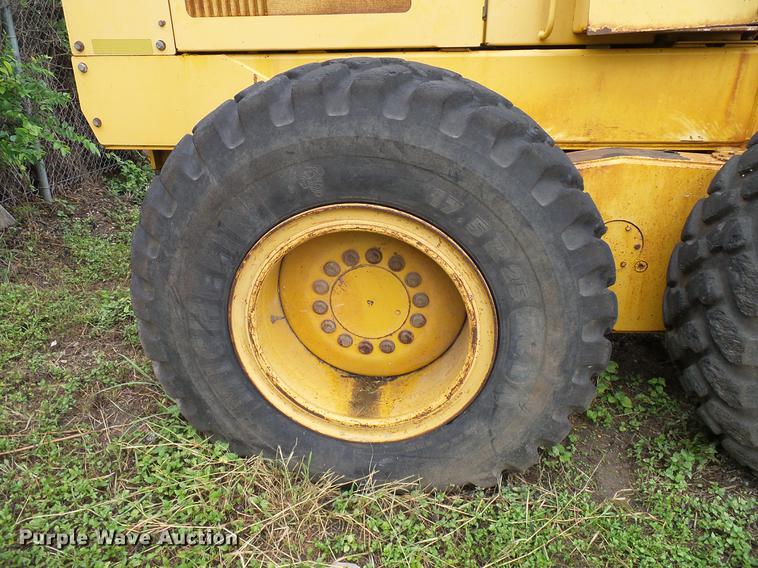 image for item DD8249 2000 John Deere 772CH motor grader