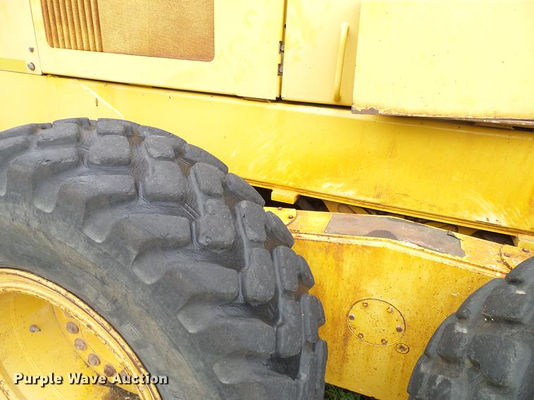 image for item DD8249 2000 John Deere 772CH motor grader