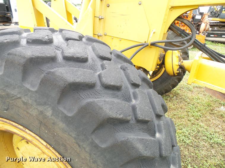 image for item DD8249 2000 John Deere 772CH motor grader