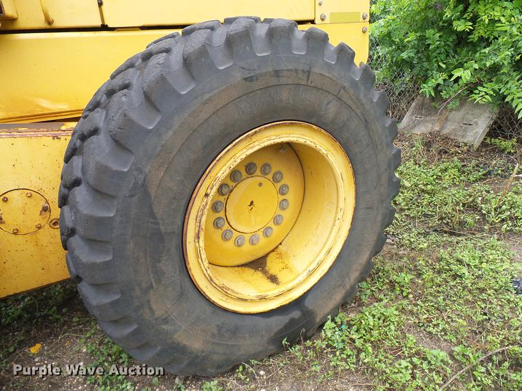 image for item DD8249 2000 John Deere 772CH motor grader