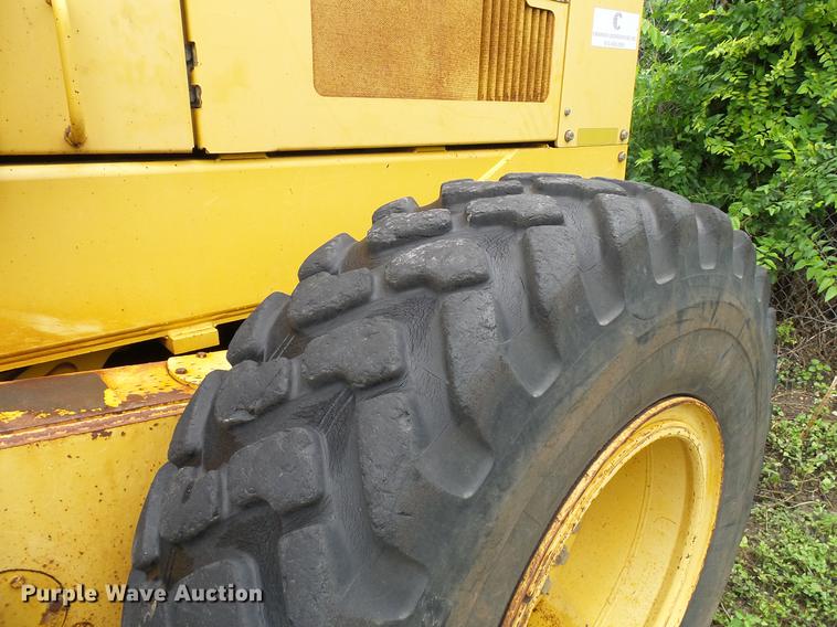 image for item DD8249 2000 John Deere 772CH motor grader