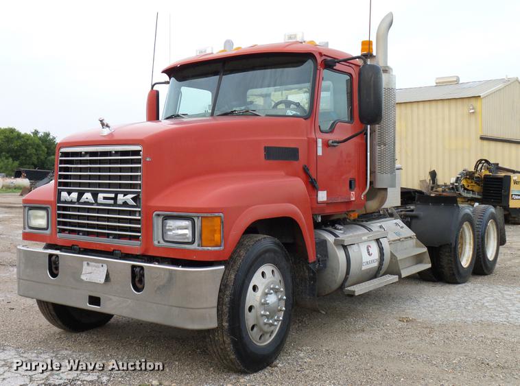 image for item DD8298 2005 Mack CHN613 semi truck