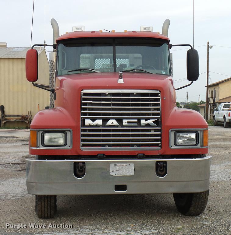image for item DD8298 2005 Mack CHN613 semi truck