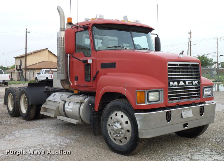 image for item DD8298 2005 Mack CHN613 semi truck