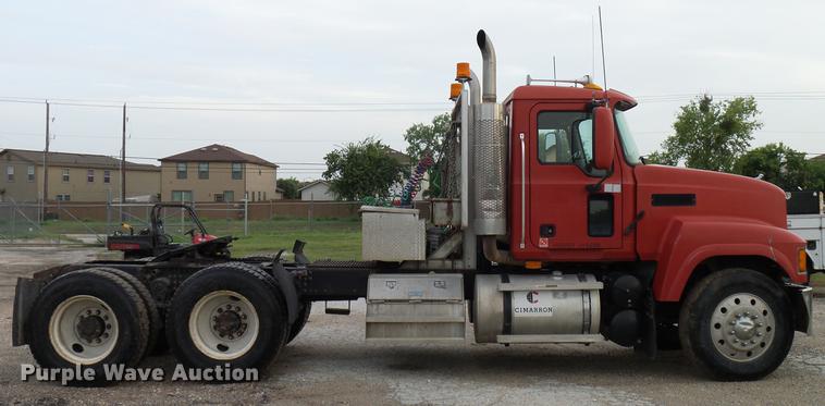 image for item DD8298 2005 Mack CHN613 semi truck