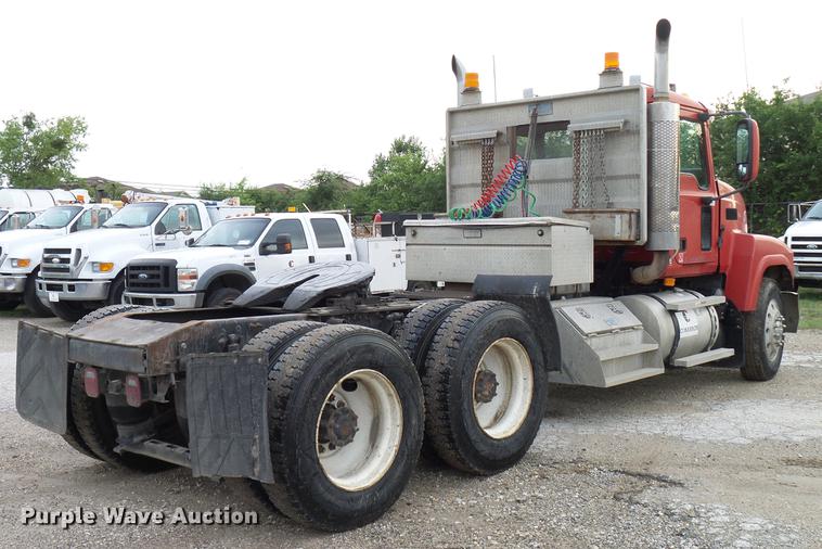 image for item DD8298 2005 Mack CHN613 semi truck