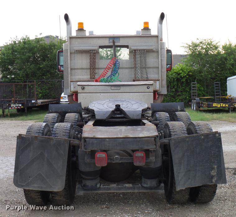 image for item DD8298 2005 Mack CHN613 semi truck