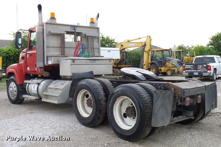 image for item DD8298 2005 Mack CHN613 semi truck