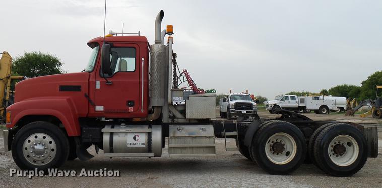 image for item DD8298 2005 Mack CHN613 semi truck