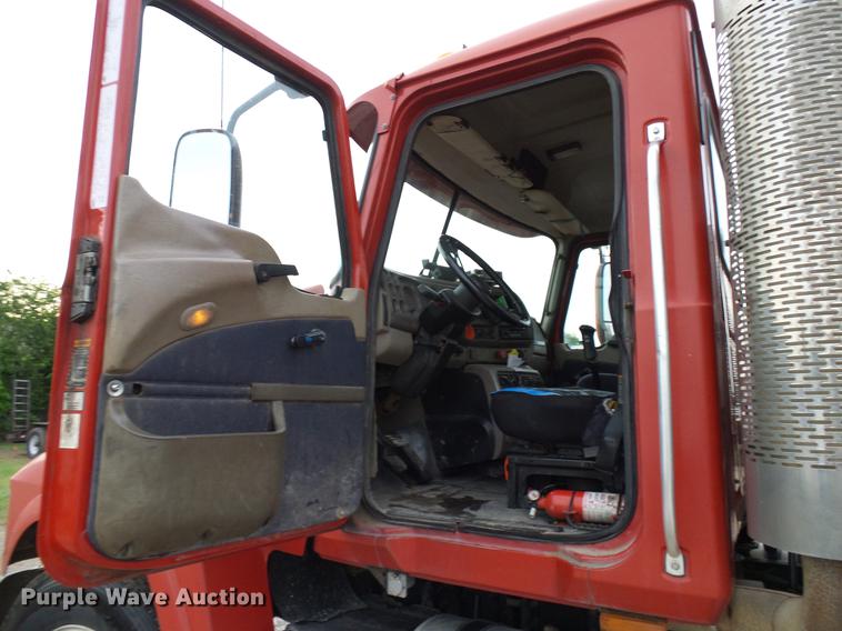 image for item DD8298 2005 Mack CHN613 semi truck