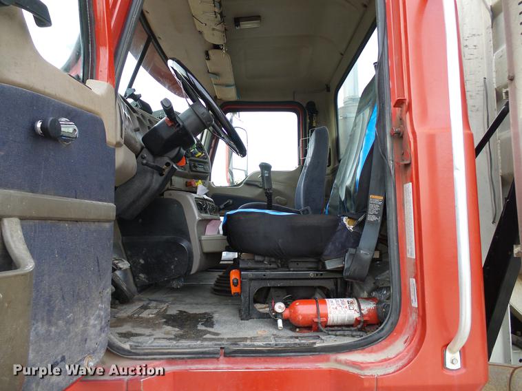 image for item DD8298 2005 Mack CHN613 semi truck