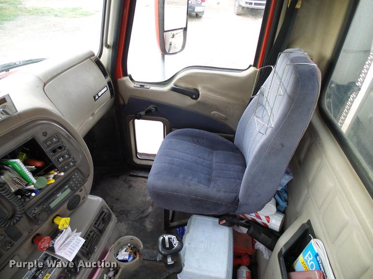 image for item DD8298 2005 Mack CHN613 semi truck