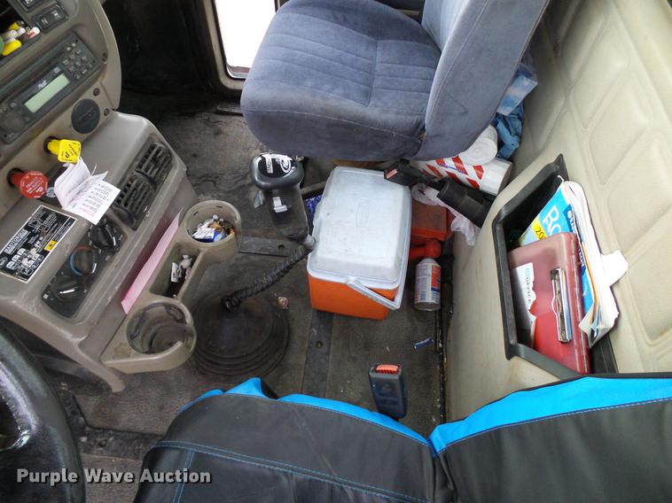 image for item DD8298 2005 Mack CHN613 semi truck