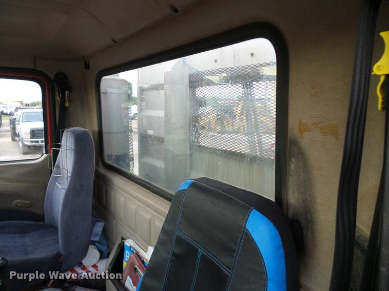 image for item DD8298 2005 Mack CHN613 semi truck