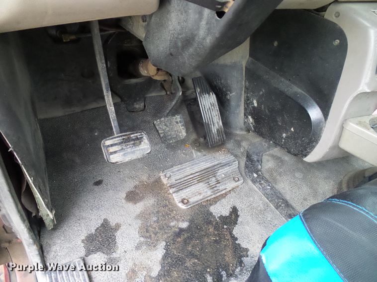 image for item DD8298 2005 Mack CHN613 semi truck