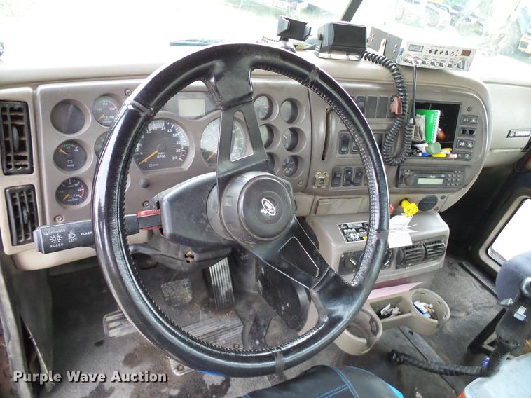 image for item DD8298 2005 Mack CHN613 semi truck