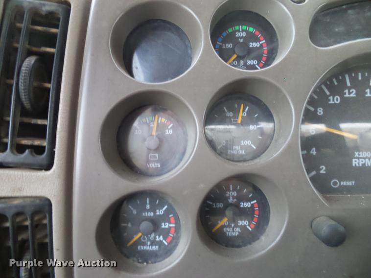 image for item DD8298 2005 Mack CHN613 semi truck