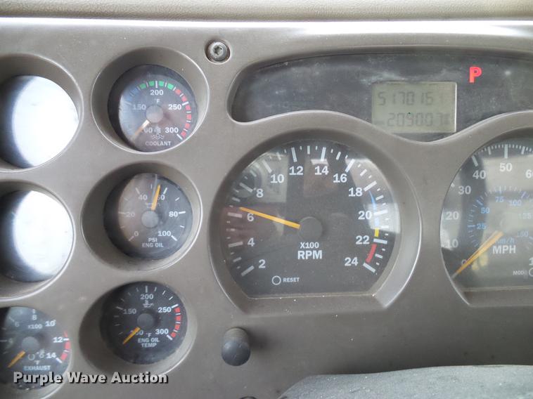 image for item DD8298 2005 Mack CHN613 semi truck