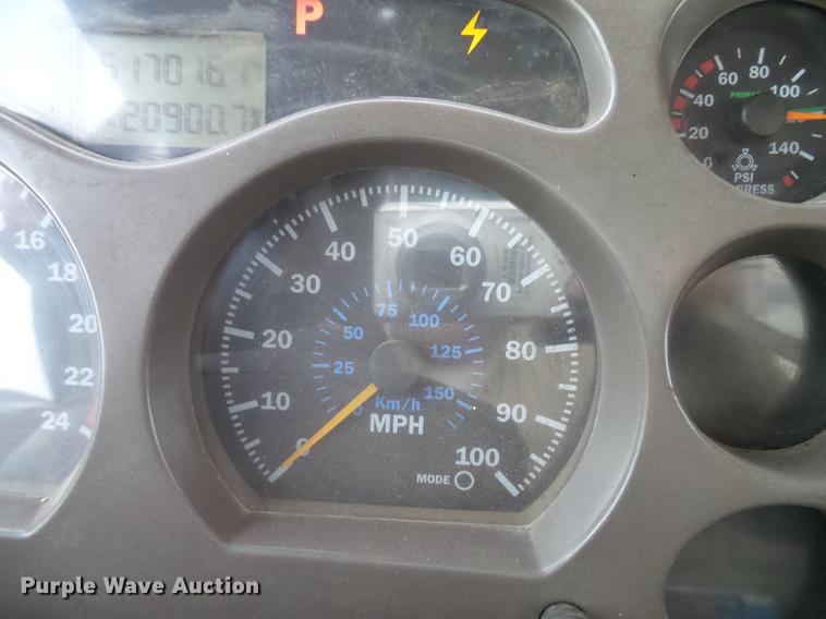 image for item DD8298 2005 Mack CHN613 semi truck