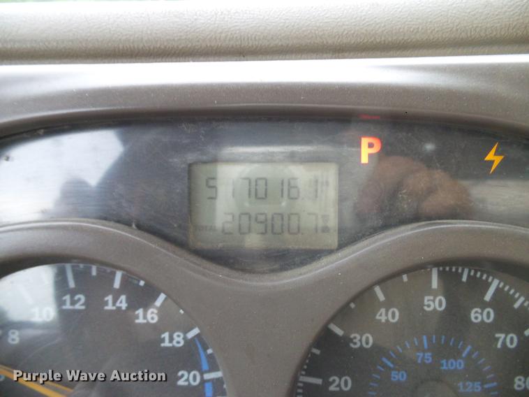 image for item DD8298 2005 Mack CHN613 semi truck