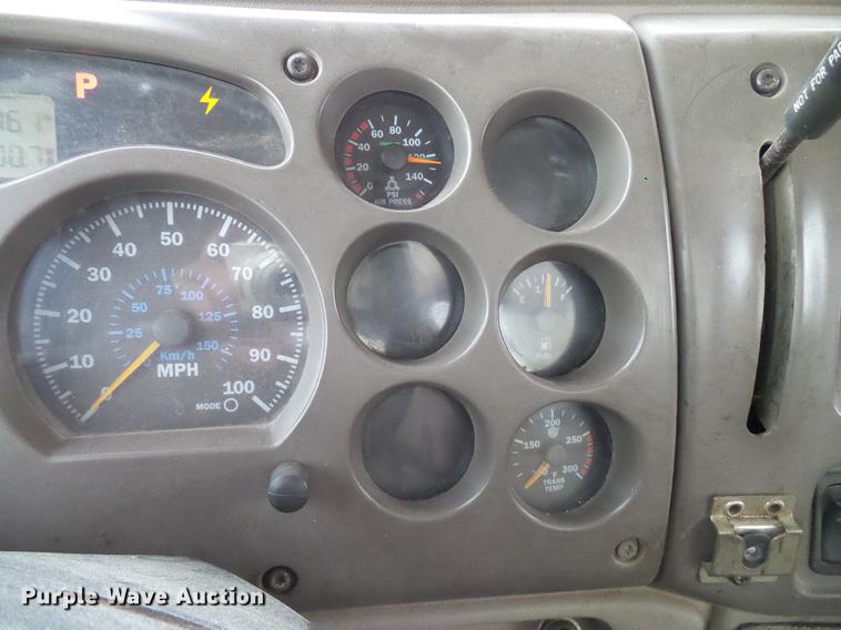 image for item DD8298 2005 Mack CHN613 semi truck