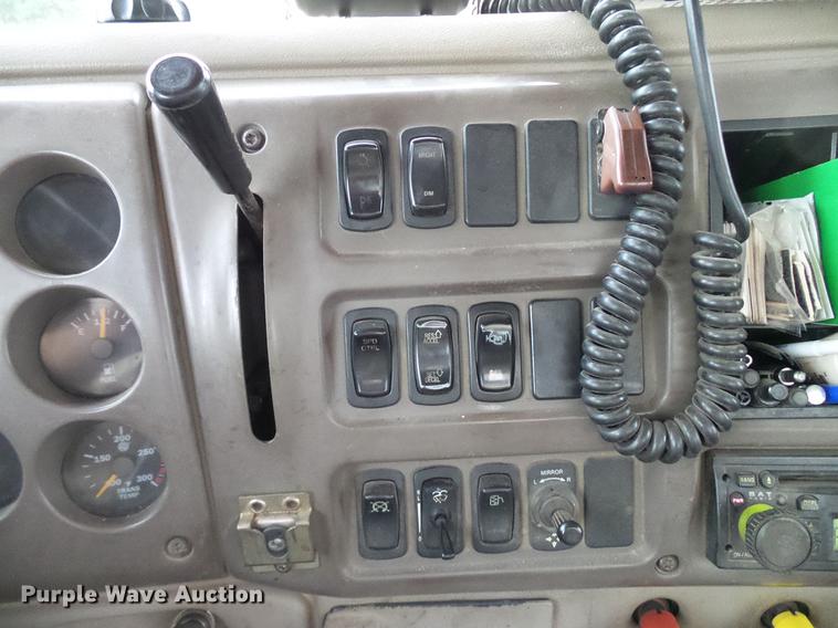 image for item DD8298 2005 Mack CHN613 semi truck