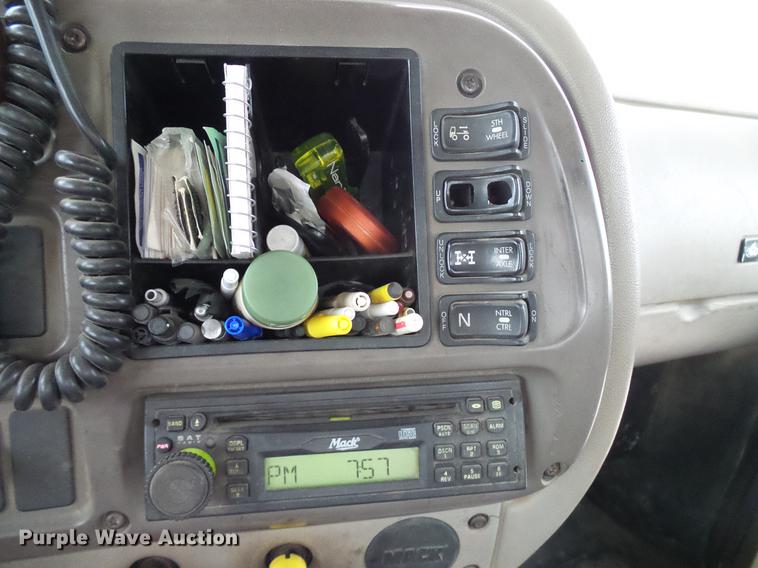 image for item DD8298 2005 Mack CHN613 semi truck