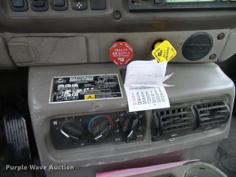 image for item DD8298 2005 Mack CHN613 semi truck