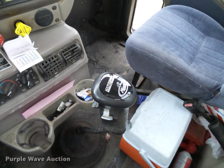 image for item DD8298 2005 Mack CHN613 semi truck