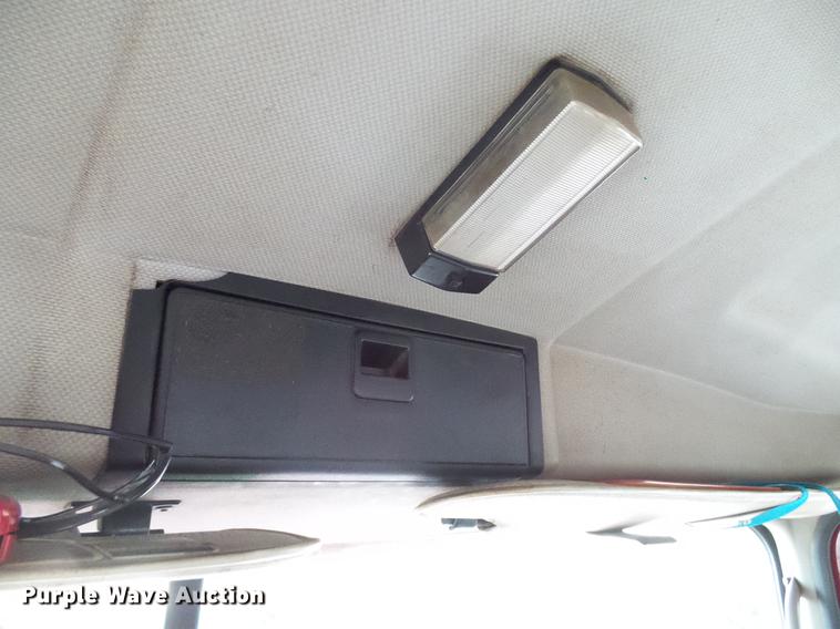 image for item DD8298 2005 Mack CHN613 semi truck