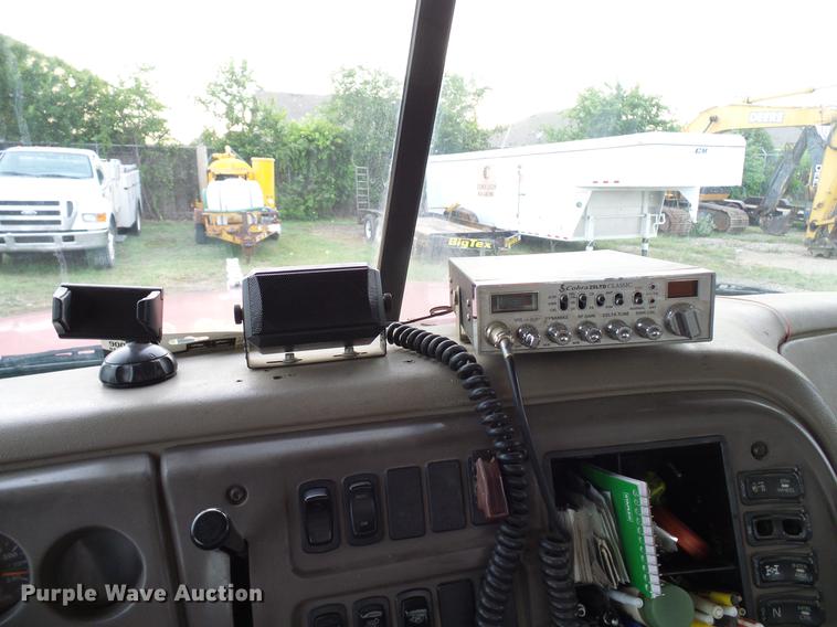 image for item DD8298 2005 Mack CHN613 semi truck