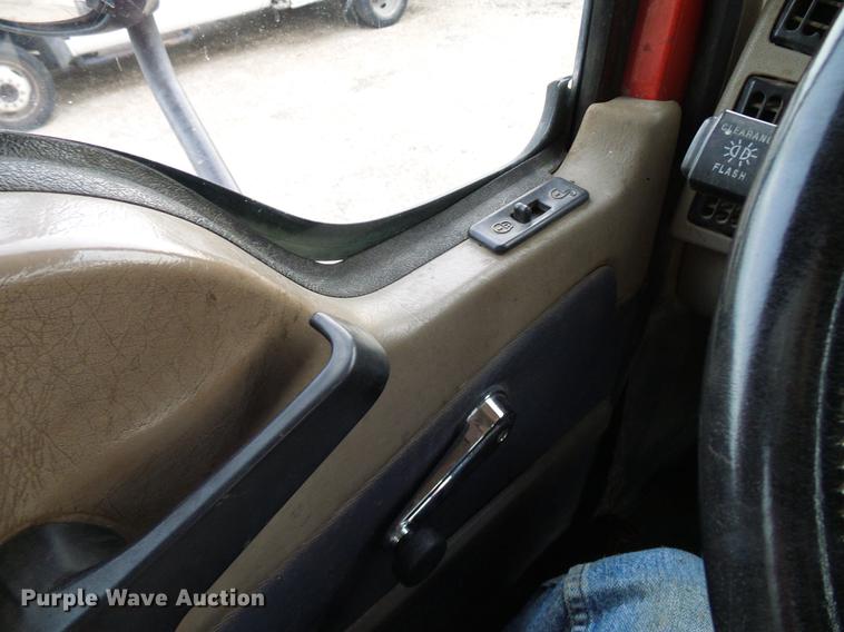 image for item DD8298 2005 Mack CHN613 semi truck