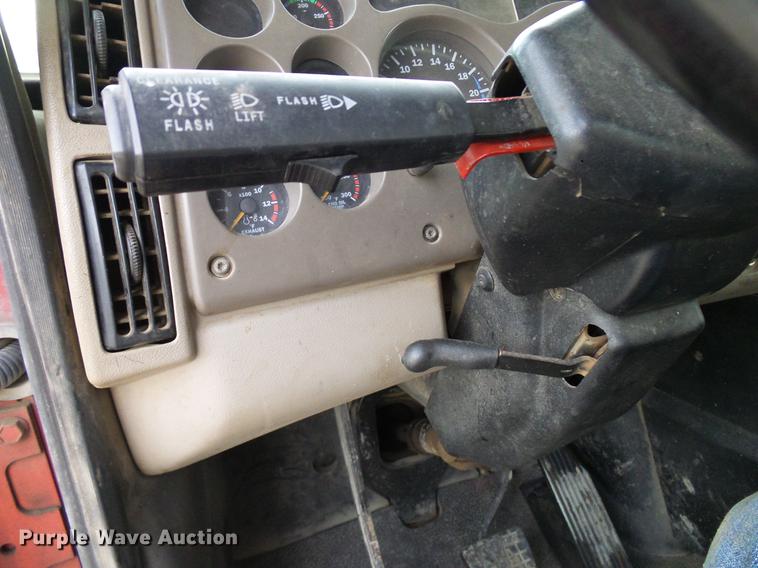 image for item DD8298 2005 Mack CHN613 semi truck