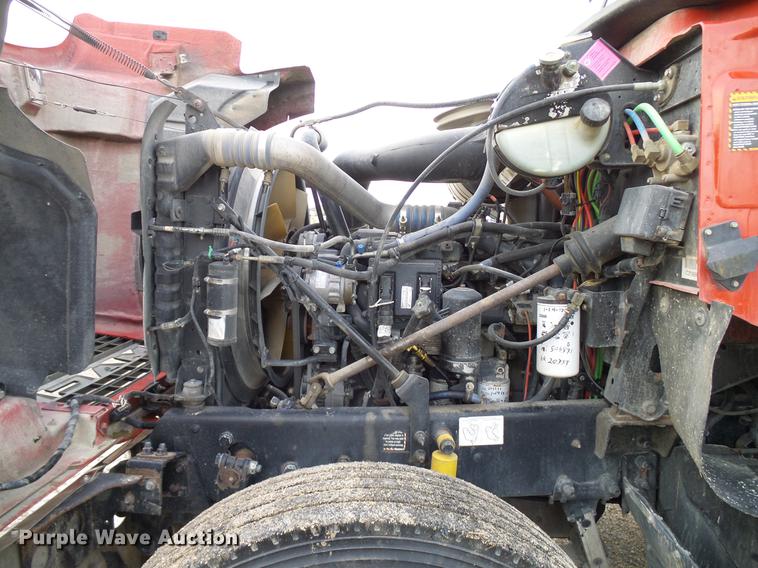 image for item DD8298 2005 Mack CHN613 semi truck