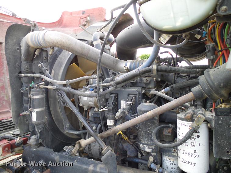 image for item DD8298 2005 Mack CHN613 semi truck