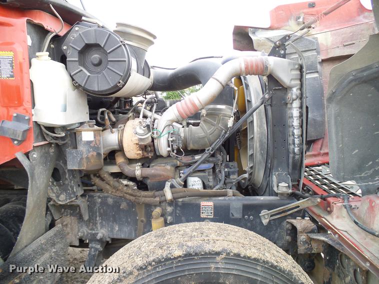 image for item DD8298 2005 Mack CHN613 semi truck