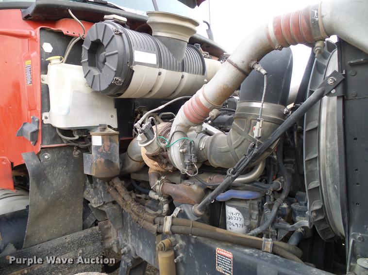 image for item DD8298 2005 Mack CHN613 semi truck