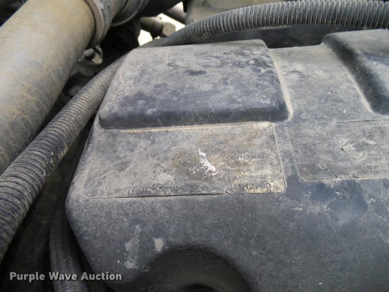 image for item DD8298 2005 Mack CHN613 semi truck