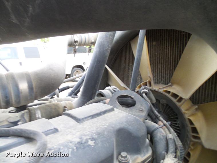 image for item DD8298 2005 Mack CHN613 semi truck