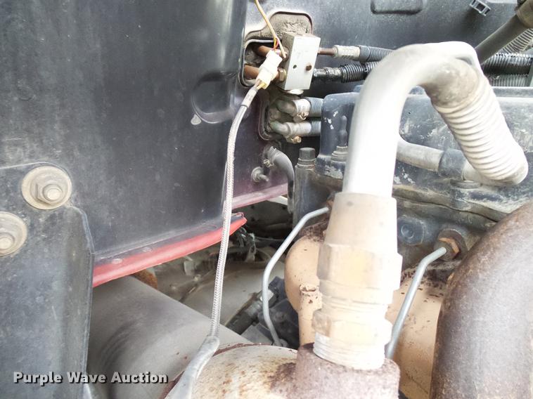 image for item DD8298 2005 Mack CHN613 semi truck