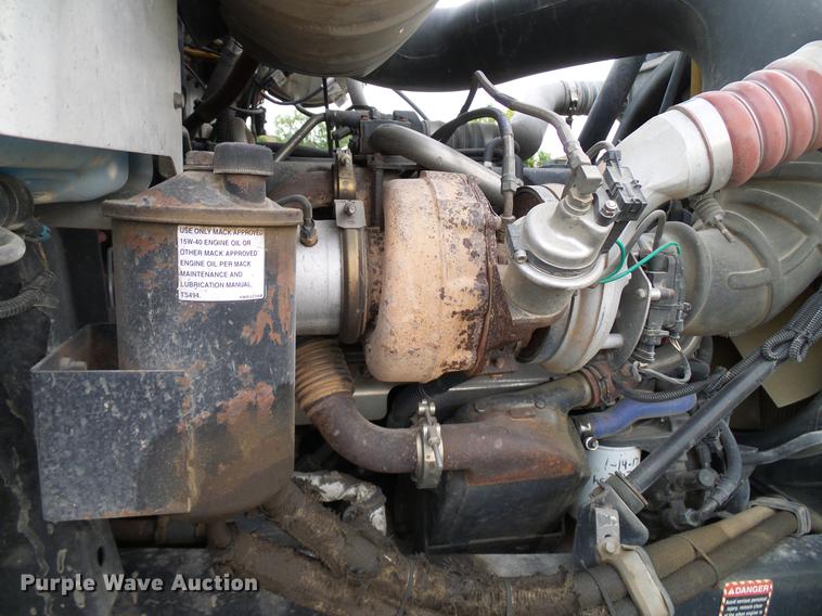 image for item DD8298 2005 Mack CHN613 semi truck