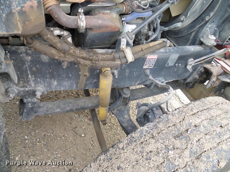 image for item DD8298 2005 Mack CHN613 semi truck