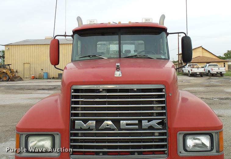 image for item DD8298 2005 Mack CHN613 semi truck