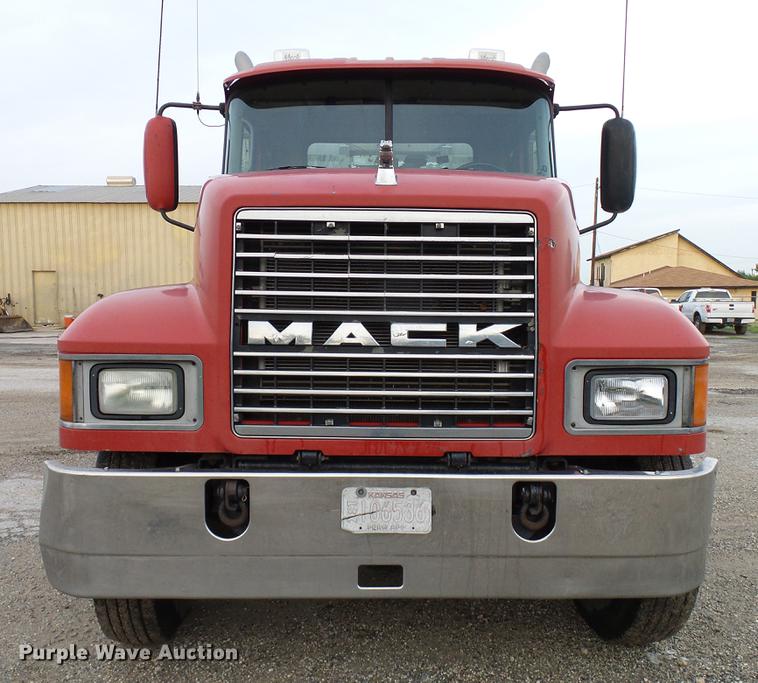 image for item DD8298 2005 Mack CHN613 semi truck
