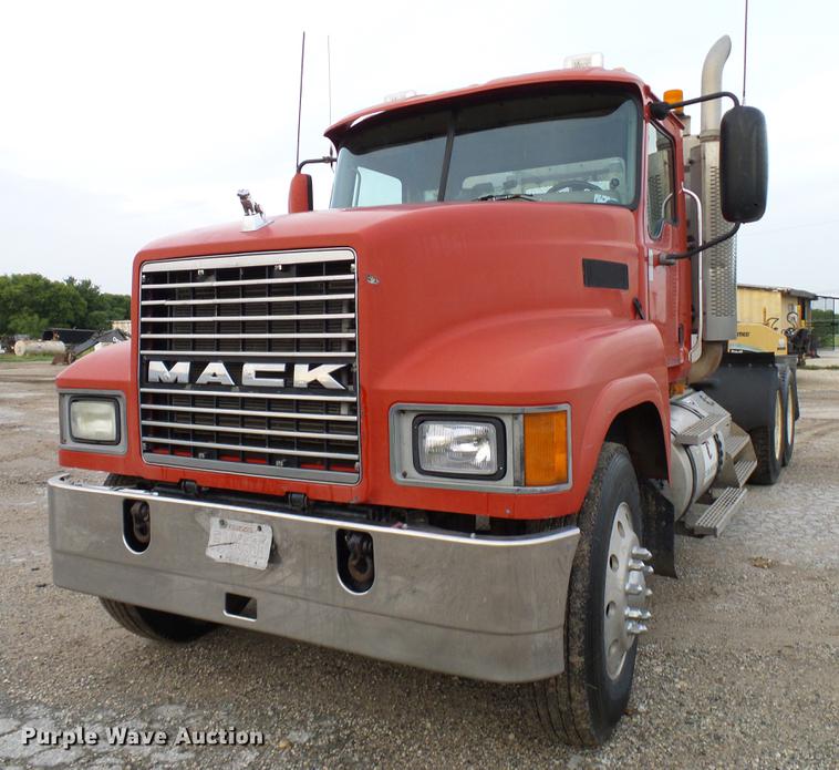 image for item DD8298 2005 Mack CHN613 semi truck