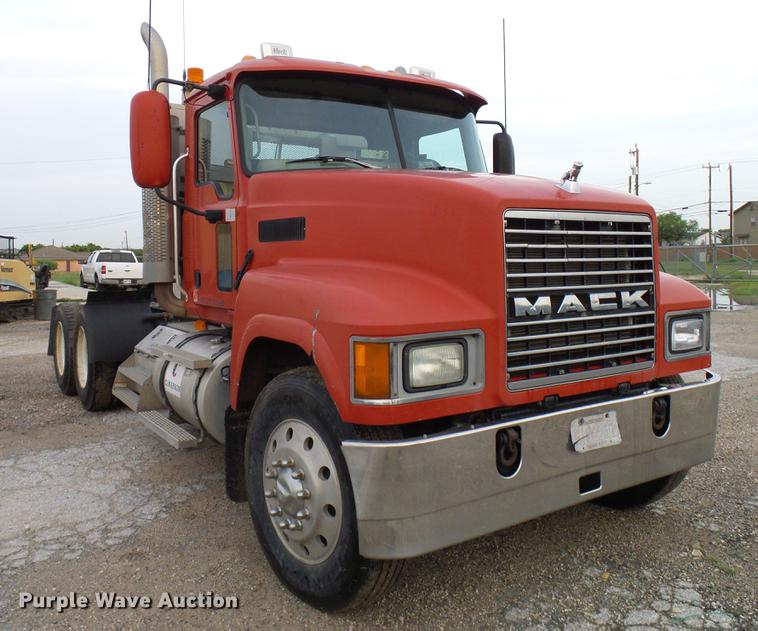 image for item DD8298 2005 Mack CHN613 semi truck