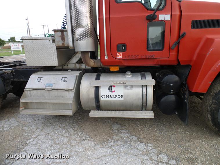 image for item DD8298 2005 Mack CHN613 semi truck